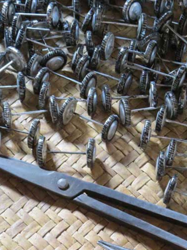 11. Hjul till bilar tillverkas av burkar som klipps i tunna remsor, formas och fogas samman.