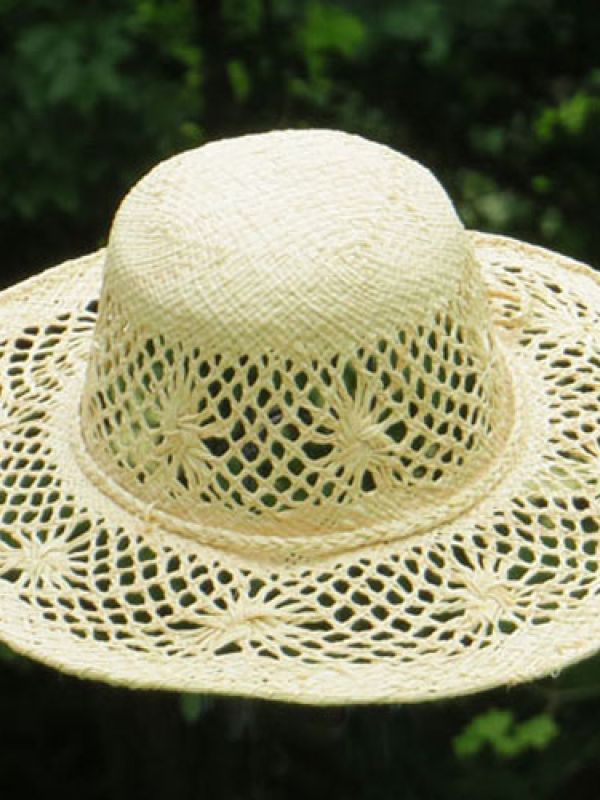 6. Hatten som flätas på föregående foton. Klicka nedan för mer information om hatten och beställning.