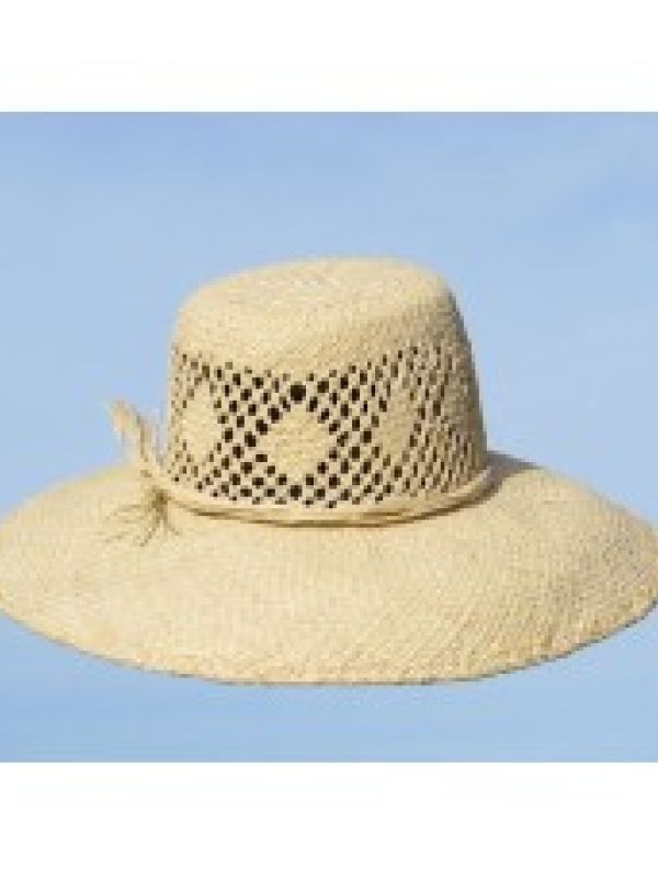 9. Denna hatt har hantverkarna däremot gett kullen ett hålmönster för att släppa in svalkande luft, medan nacke och axlar skuggas av det breda brättet.– Madame Vololoniaina med kollegor är skickliga hantverkare med mångfald i sitt arbete.  Klicka nedan för att finna hatten i La Maison Afrique FAIR TRADE sortiment. 