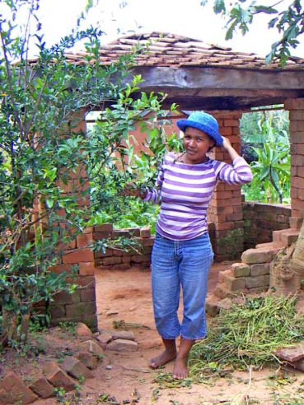 7. Mme Eva med den hatt hon nyss virkat - av växtfibrer som växer vilt runt hennes gård.